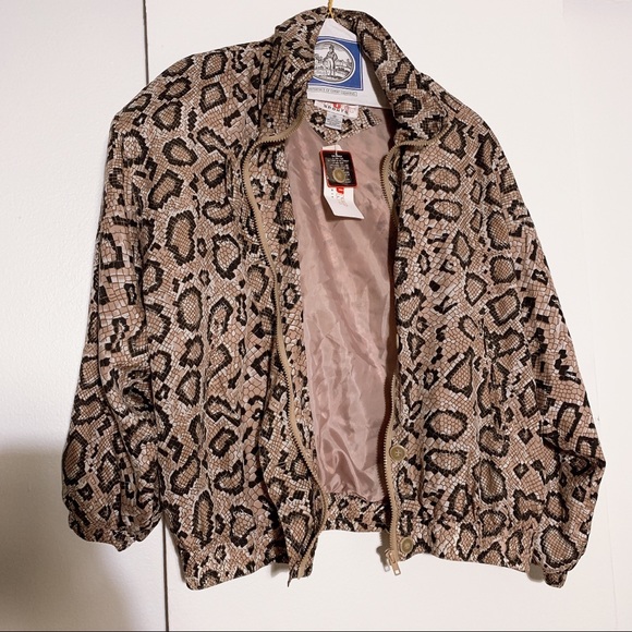 100% SILK light weight cheetah coat. - Picture 5 of 7